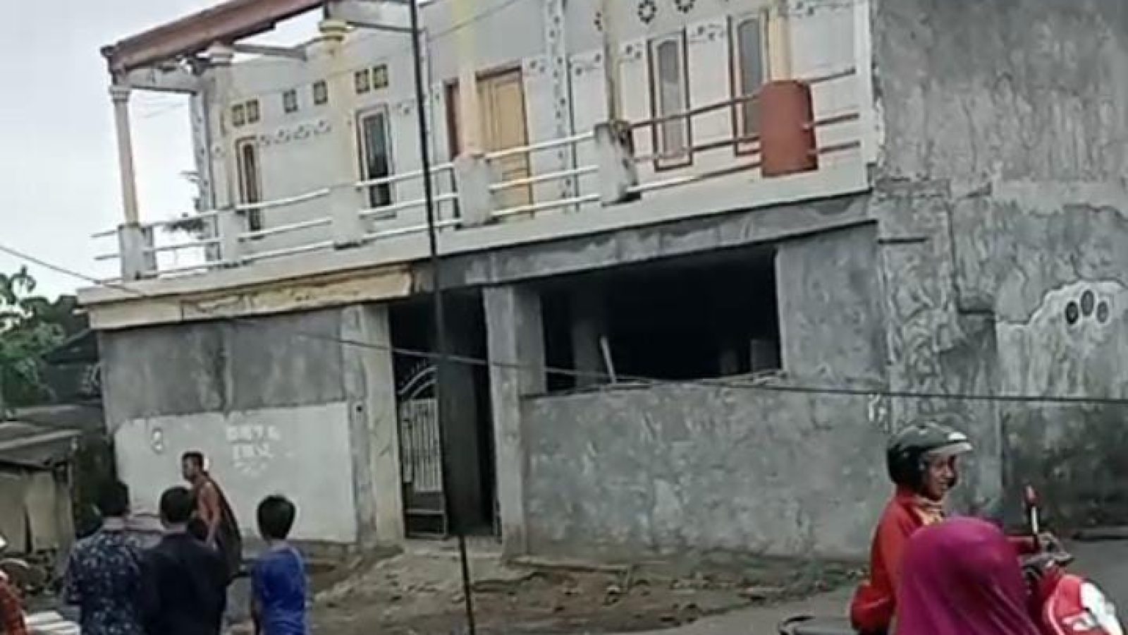 Atap Rumah Warga Desa Kalijaga Baru Diterjang Angin Kencang