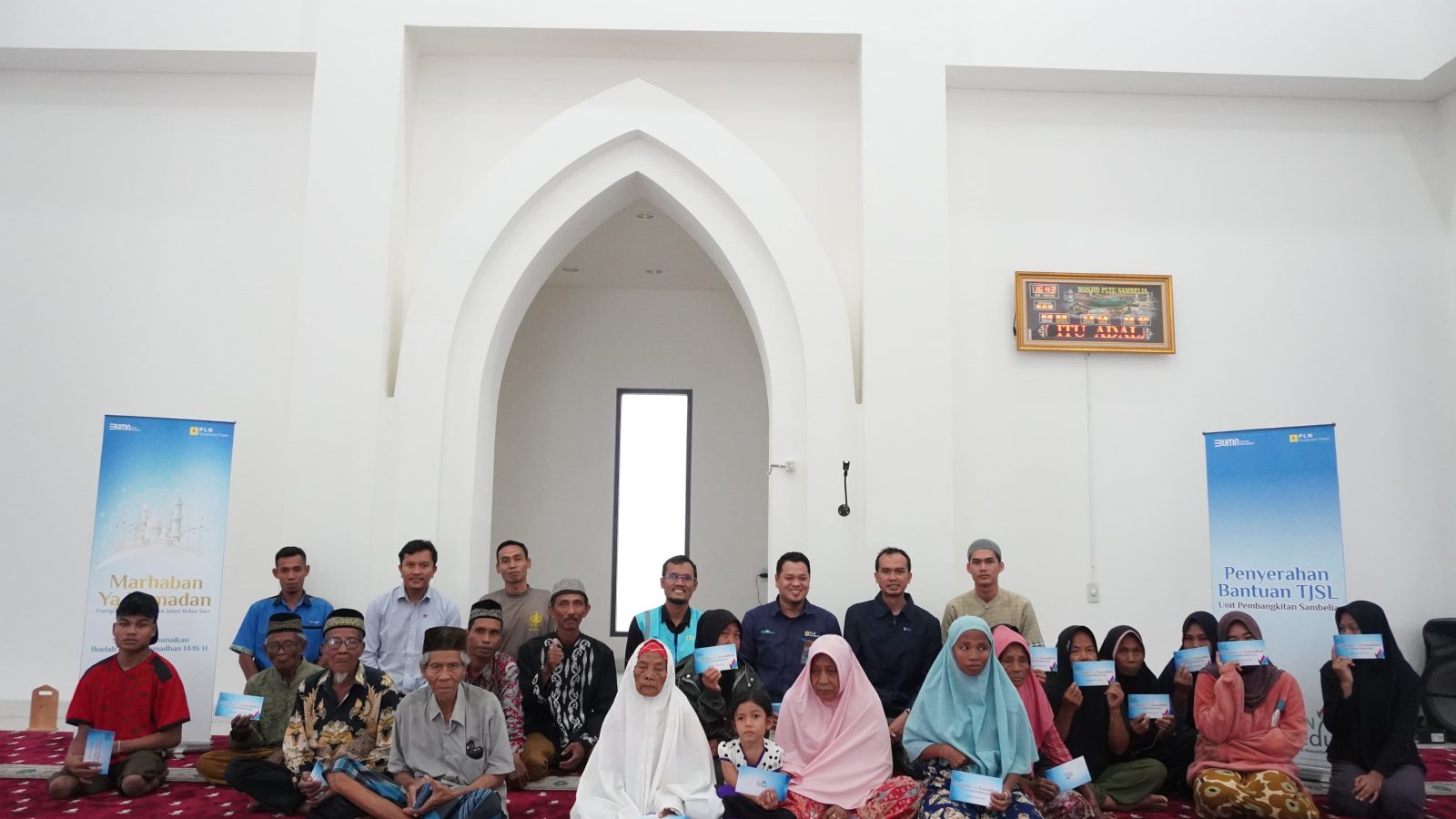 PLN Nusantara Power Unit Pembangkitan Sambelia Salurkan Zakat Ke Mustahiq di Padak Guar