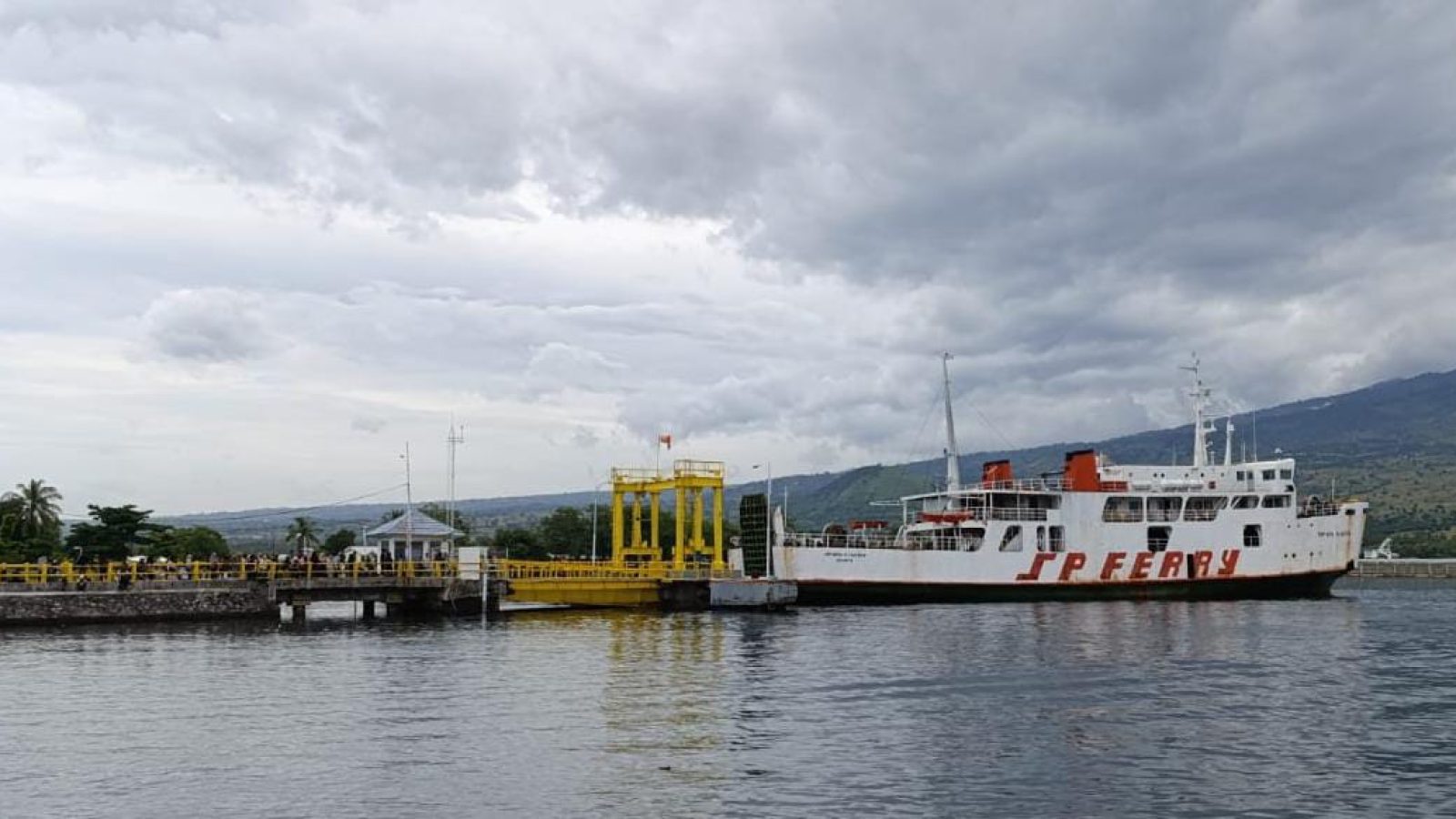 Arus Mudik di Pelabuhan Kayangan Masih Lancar