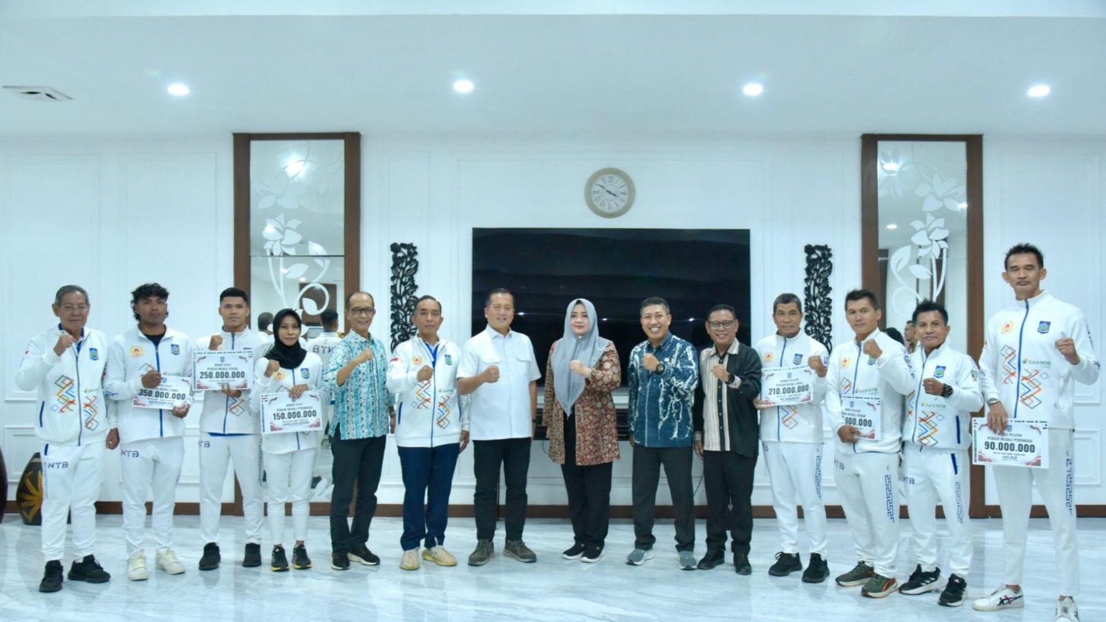 Gubernur Iqbal Gelontor Bonus Atlet NTB