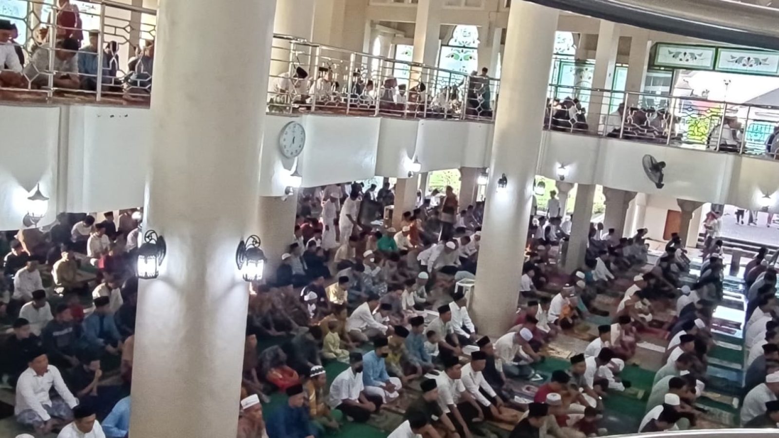 Ribuan Warga Sholat Iedul Fitri Di Masjid Jamik Al Mujahidin Selong