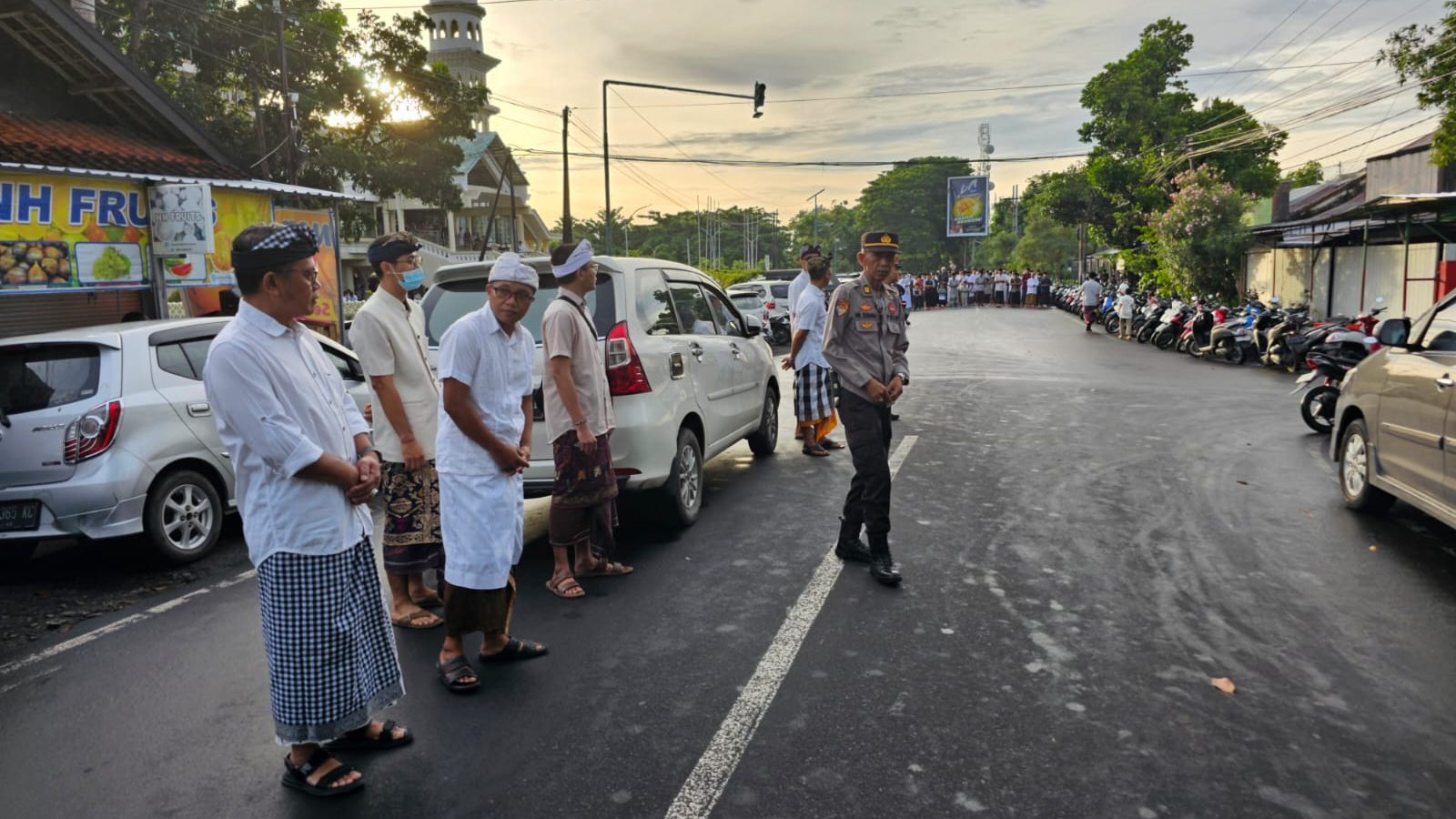 Bentuk Toleransi, Ummat Hindu Di Lombok Timur Ikut Pengamanan Hari Raya Ied