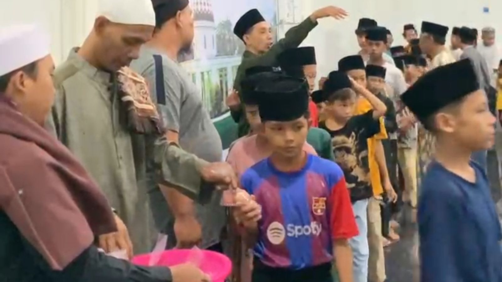 Ponpes Al Aqsho Bagikan 600 Butir Telur untuk Jamaah Tarawih