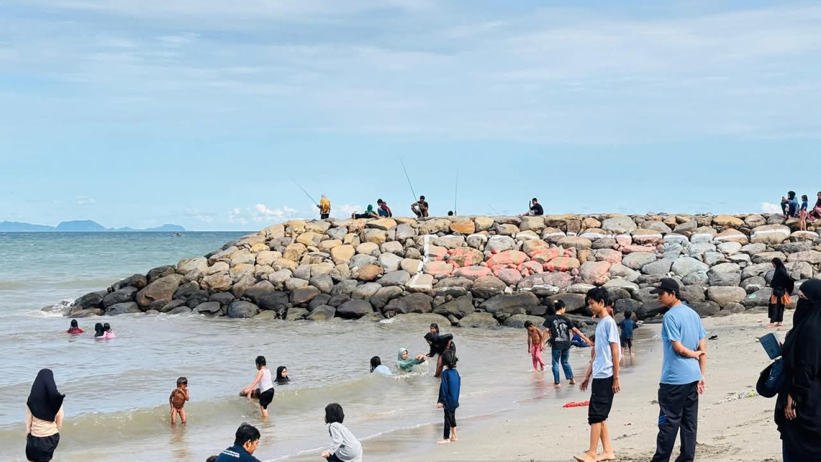 Ramai Pengunjung, Pengelola Pantai Sunrise Land Lombok Libatkan Petugas Damkarmat Jaga Keamanan