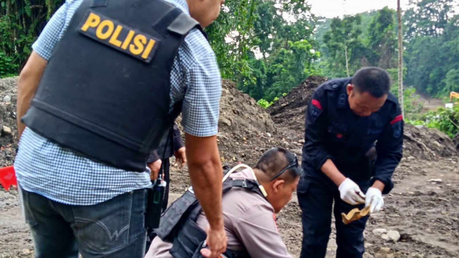 Benda Diduga Peluru Meriam Dievakuasi Tim Gegana