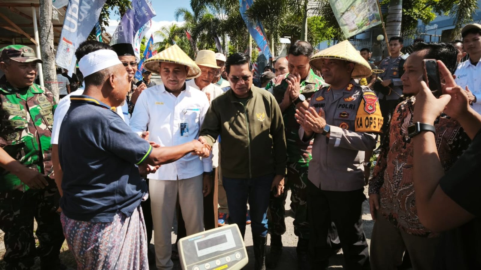 Bupati Lombok Timur Panen Raya Padi, Pastikan Harga Gabah Stabil