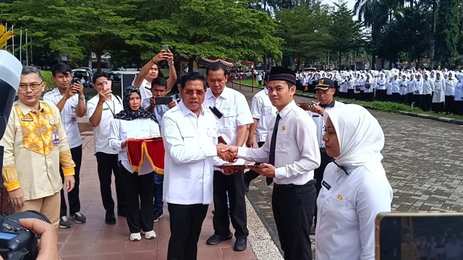 Sebanyak 1.417 PPPK dan 86 CPNS Terima SK, Bupati Lombok Timur : Anda Harus Bekerja Lebih Hebat