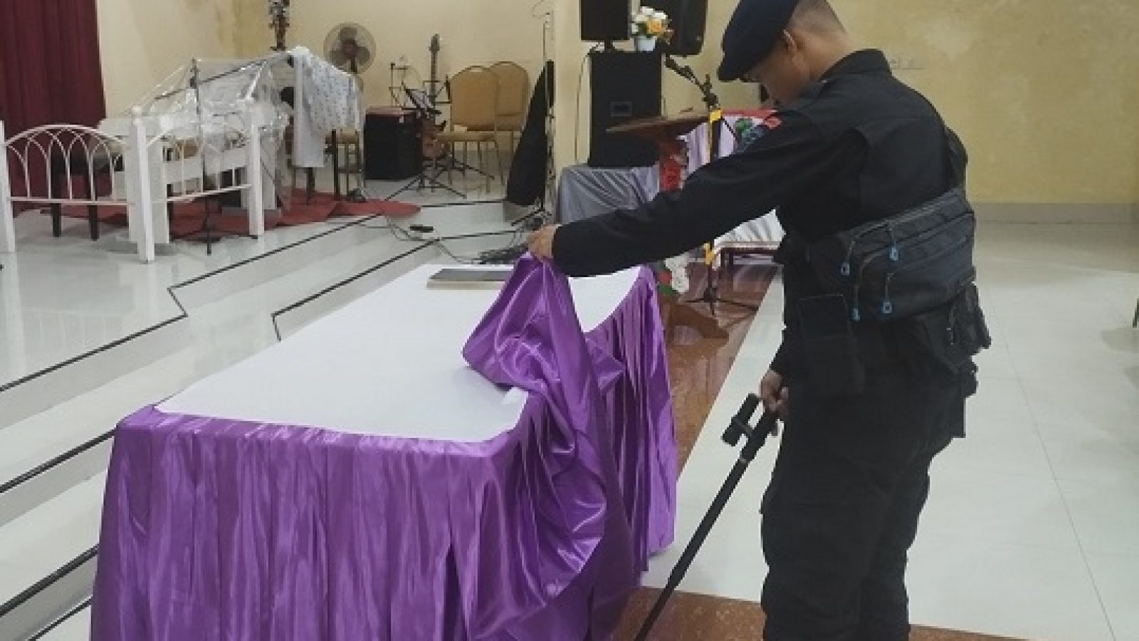 Brimob Polda NTB Lakukan Sterilisasi di Sejumlah Gereja Jelang Paskah 2025 di Mataram