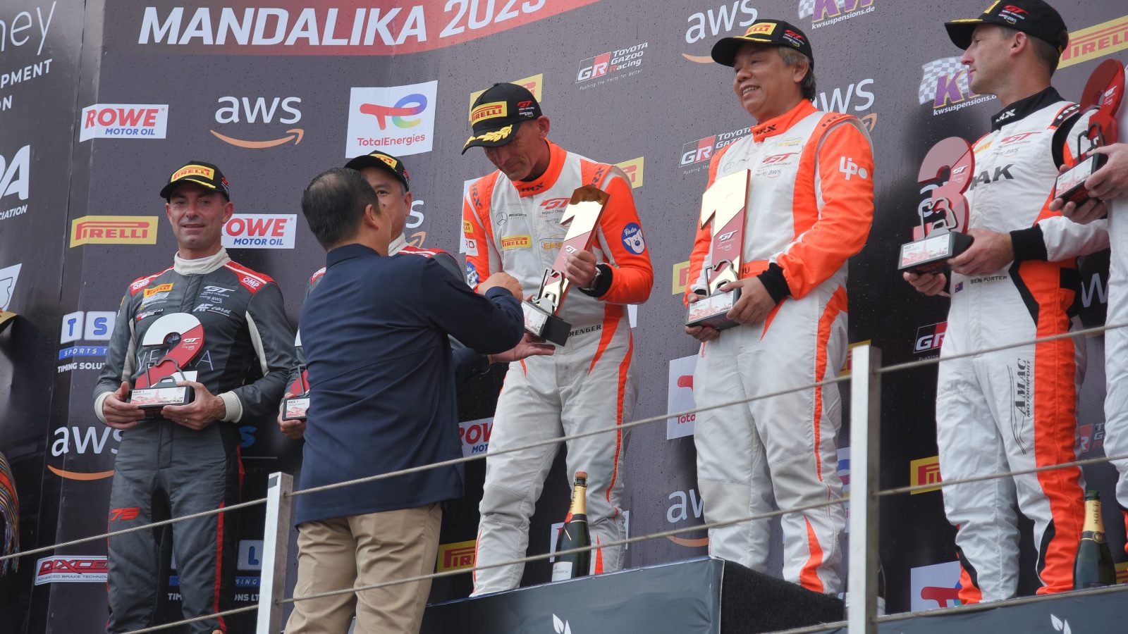 GT World Challenge Asia 2025 Sirkuit Mandalika Bob Yuan dan Leo Ye Hongli Juara