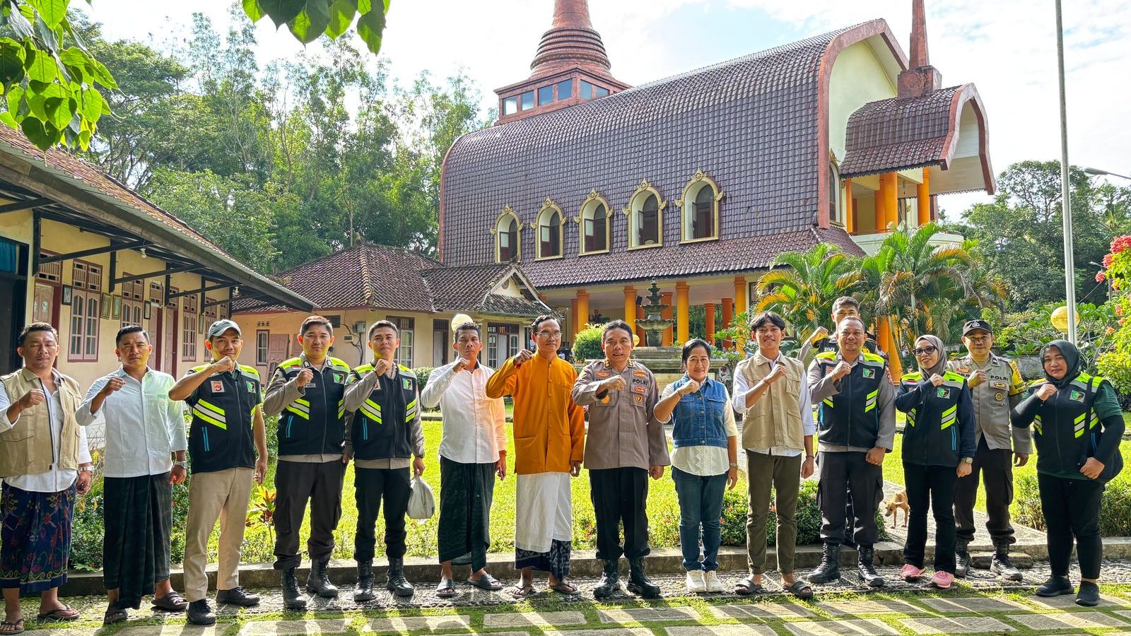 Polda NTB Turut Sukseskan Waisak 2025 dengan Bhakti Kesehatan di Lombok Barat