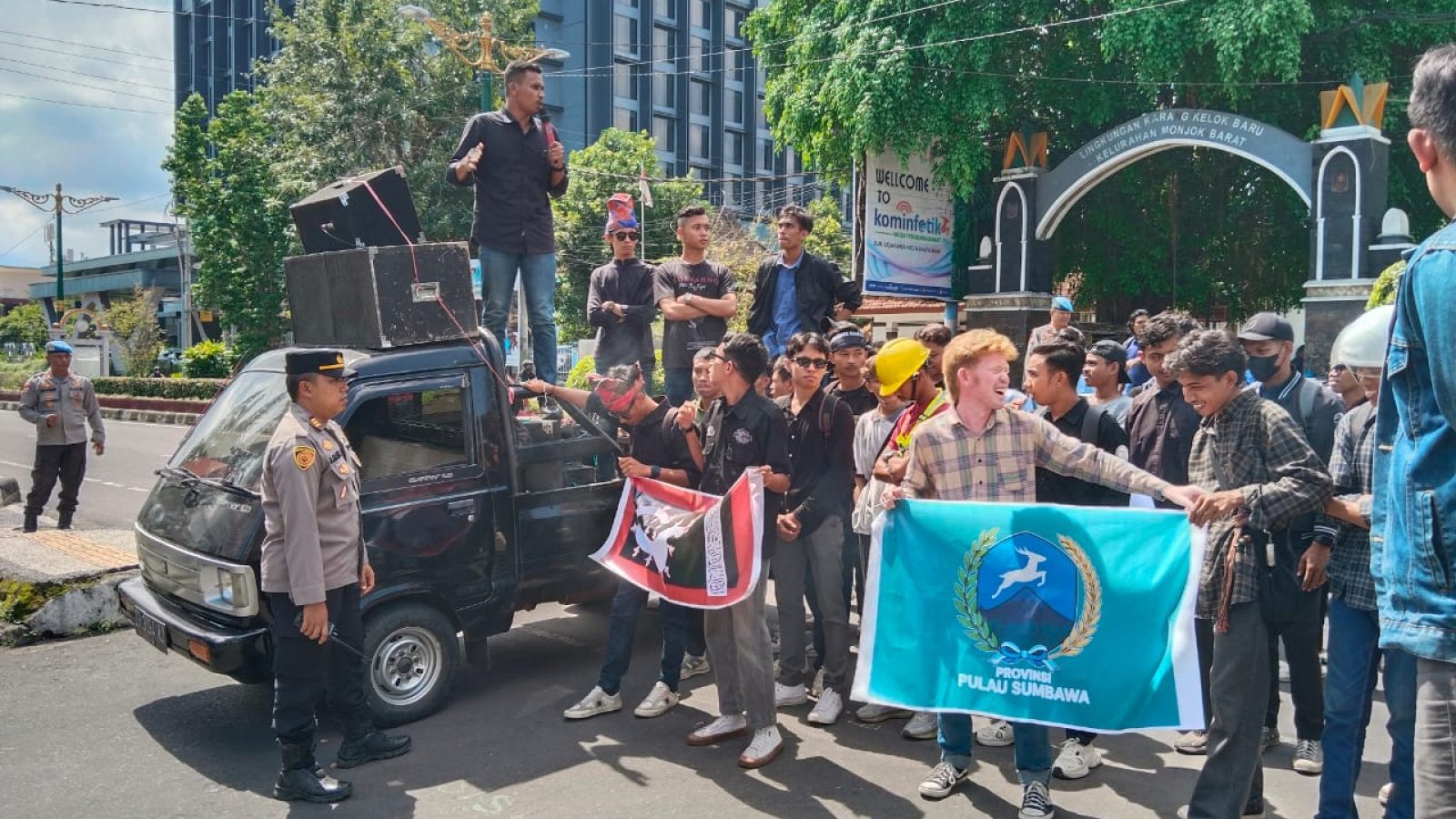 Polda NTB Kerahkan Personil Kawal Unjuk Rasa Pembentukan PPS di Kantor DPRD