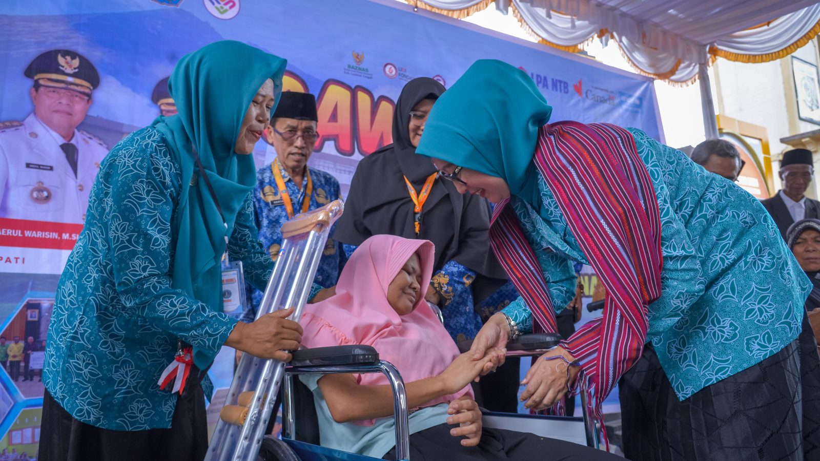 Bantuan Kursi Roda untuk Disabilitas Warnai Gawe Gubuk Lendang Nangka