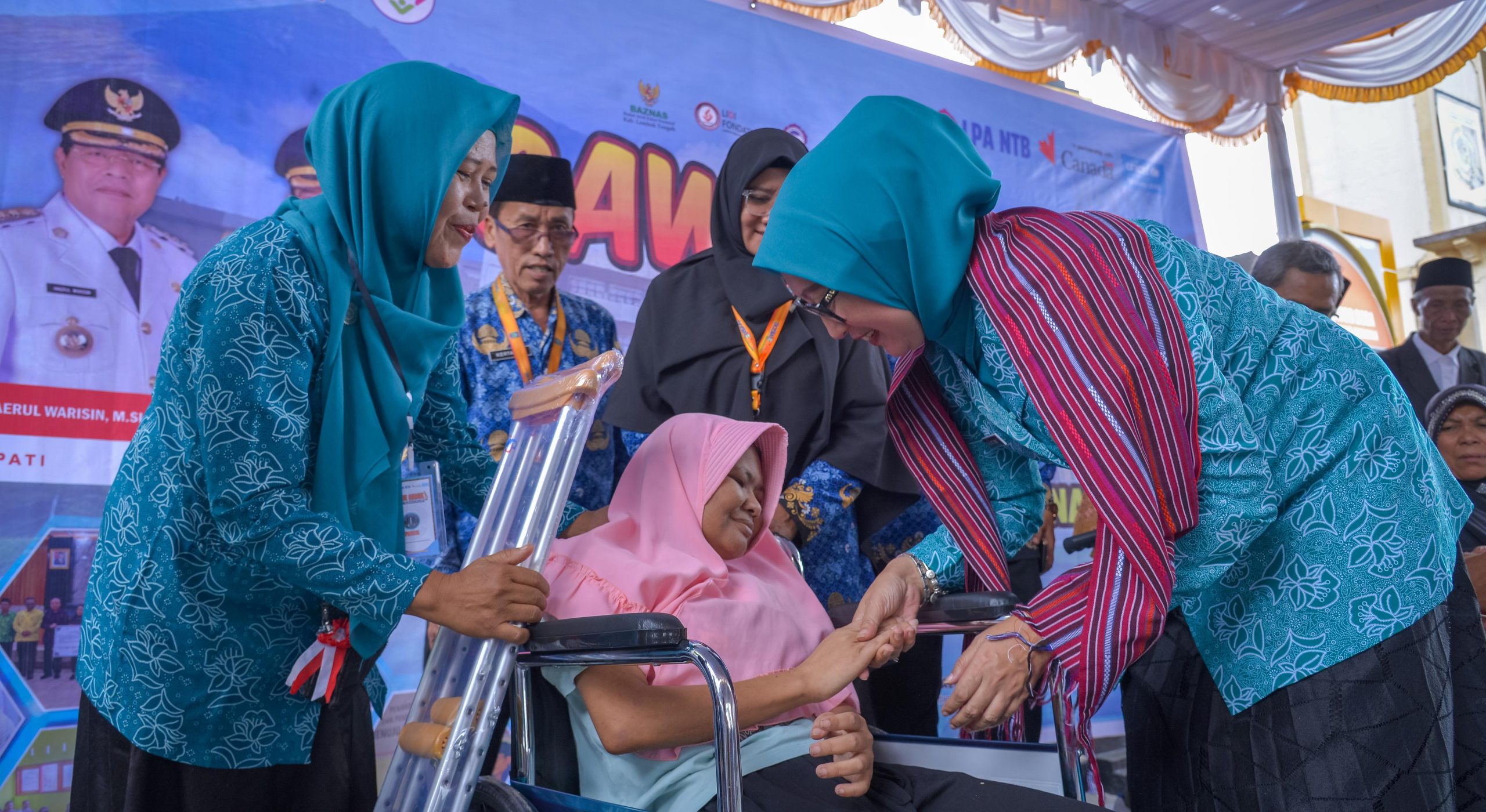 Bantuan Kursi Roda untuk Disabilitas Warnai Gawe Gubuk Lendang Nangka