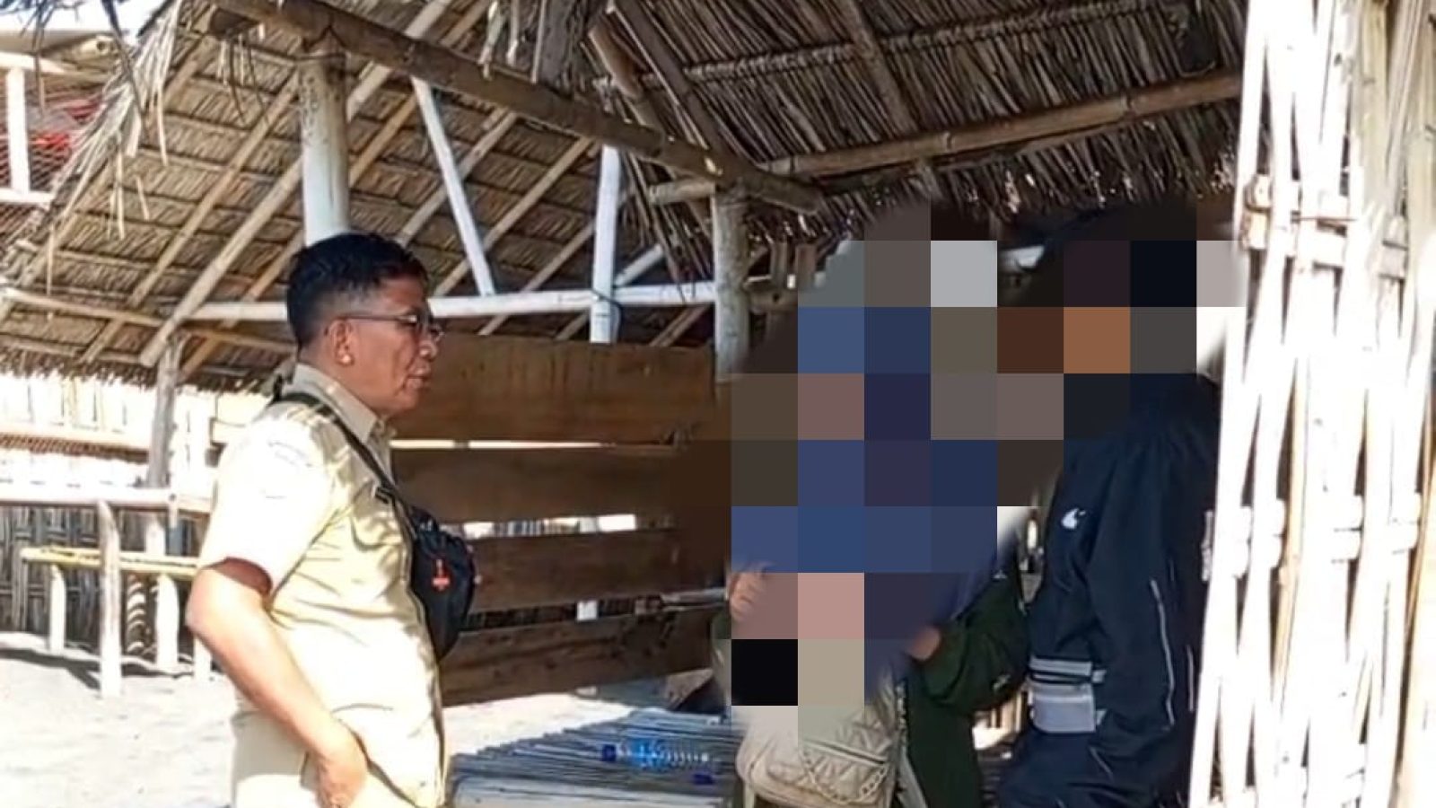 Sisir Lapak Pantai Labuhan Haji, Petugas Pasangan Kencan hingga Pelajar Bolos