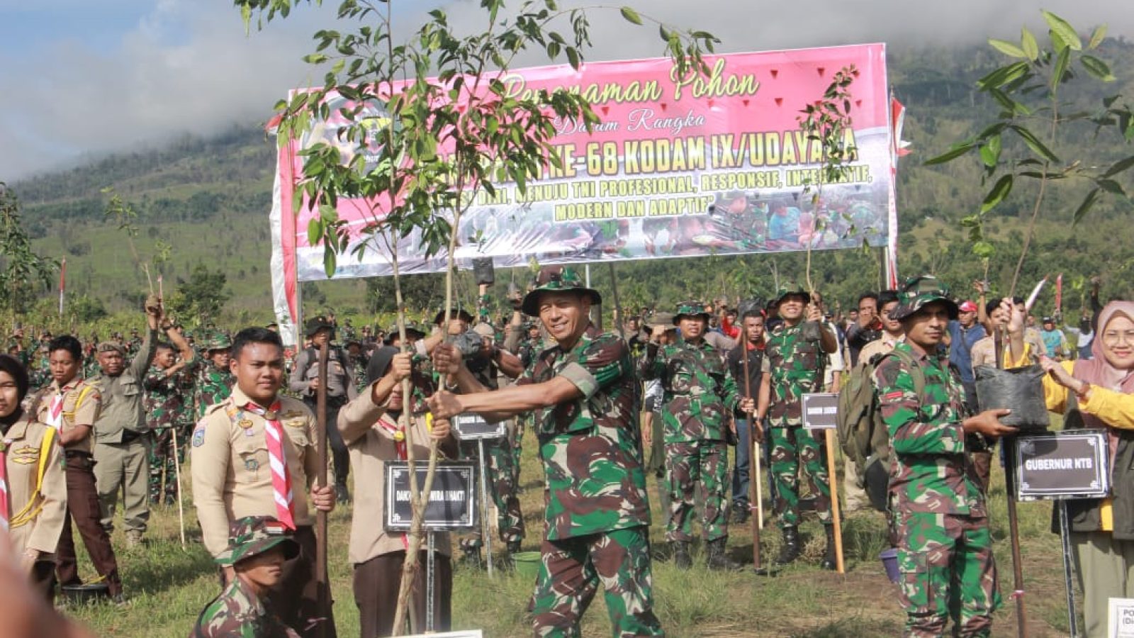 Jaga Kelestarian Alam, TNI Tanam 500 Bibit Pohon di Gunung Rinjani