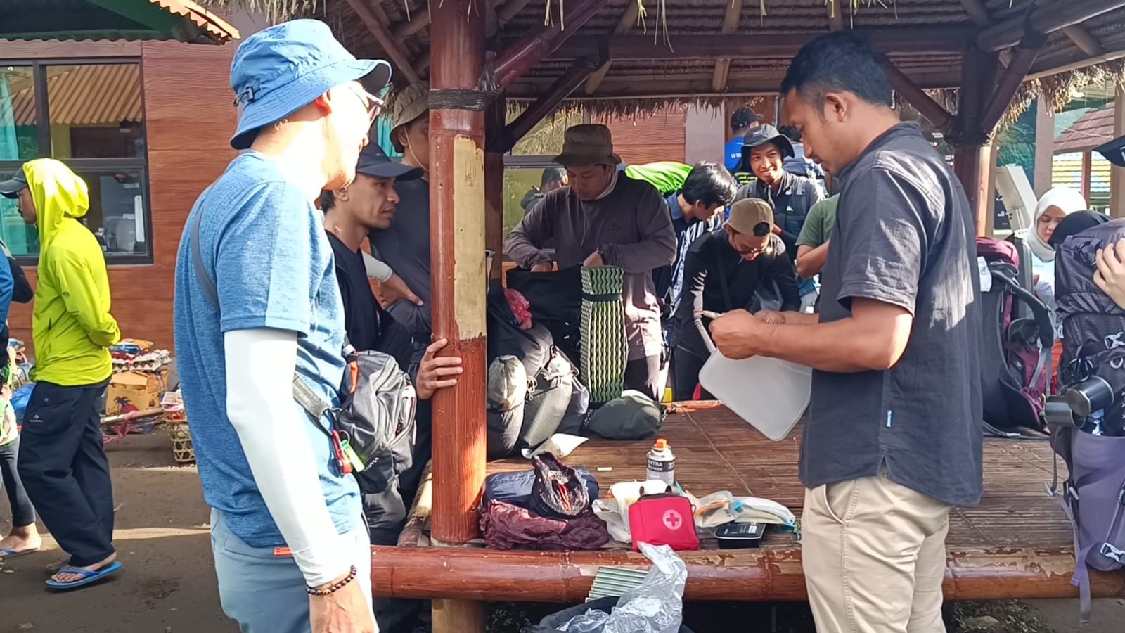 Para Pendaki Dilarang Naik Gunung Rinjani Jika Bawa Sampah Plastik