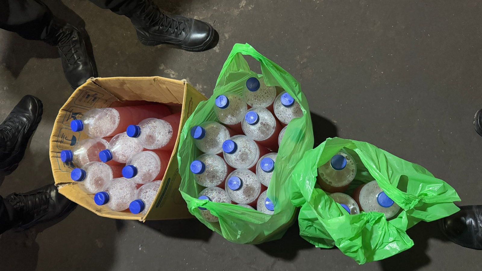 Polisi Amankan Puluhan Botol Miras di Kawasan Pantai Labuhan Haji