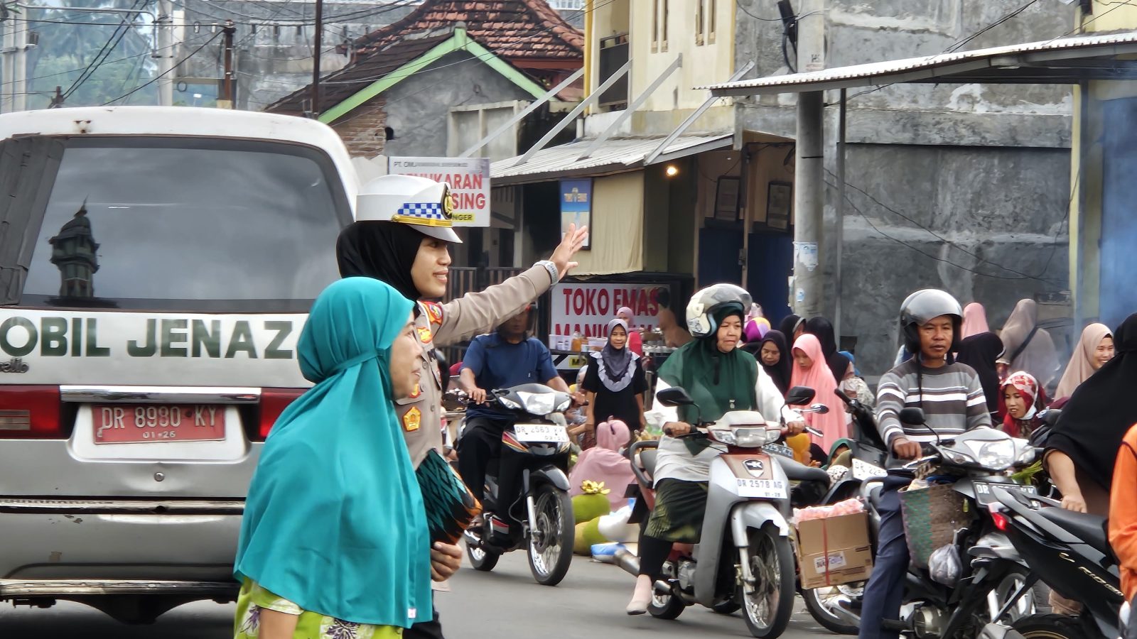 Sat Lantas Polres Lotim Gencarkan Sosilisasi Penggunaan Helm dan Giat Rawan Pagi