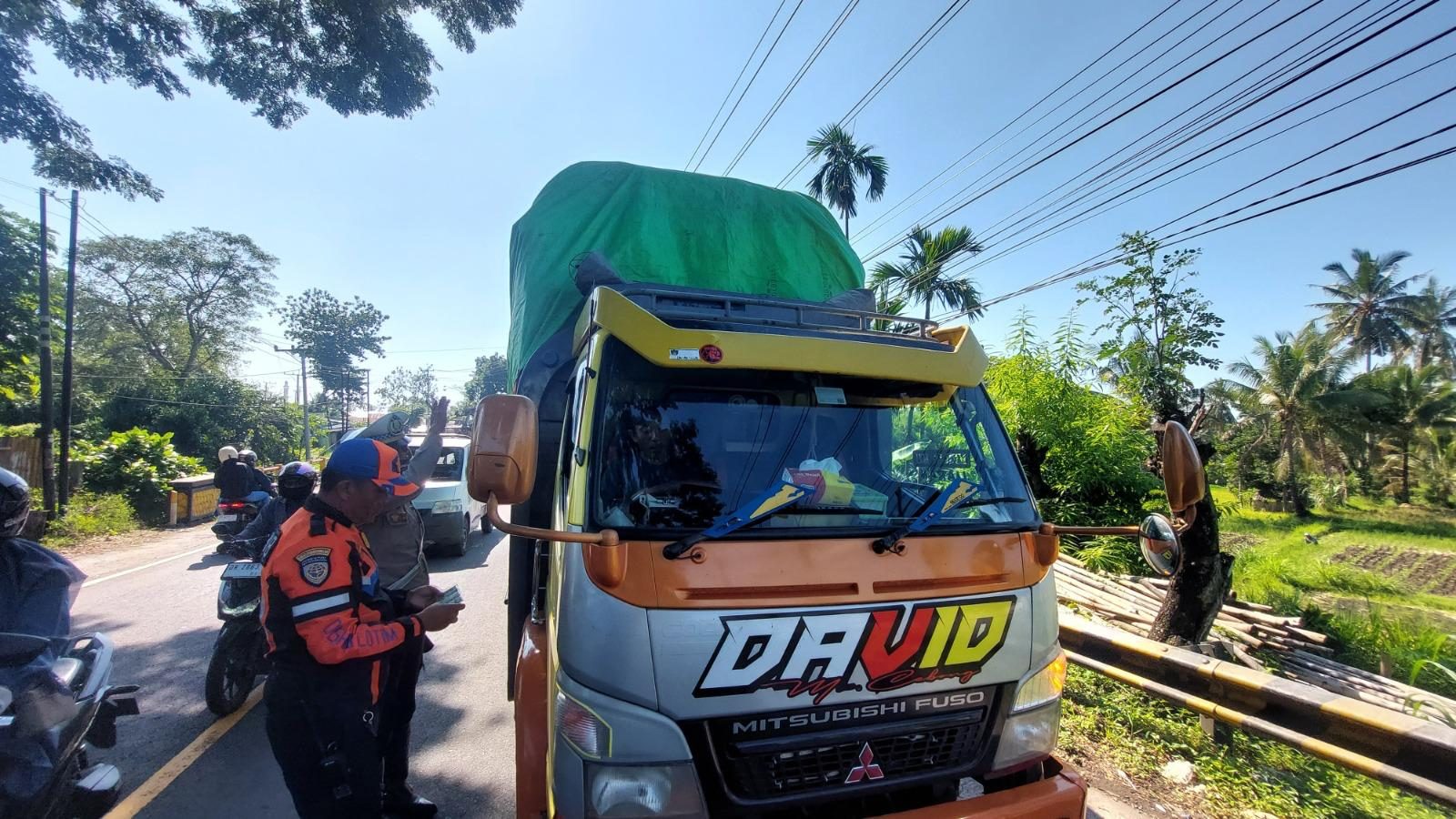 Polisi dan Petugas Dishub Tertibkan Kendaraan Kelebihan Muatan