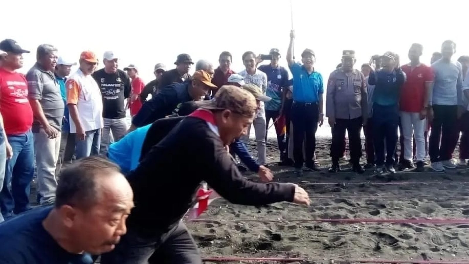 Peserta Lomba. Lari Trail Rinjani 100 Dilepas