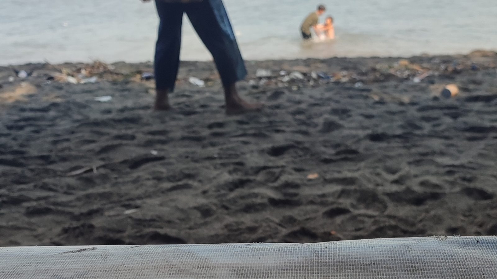 Pantai, Sampah dan Secangkit Kopi