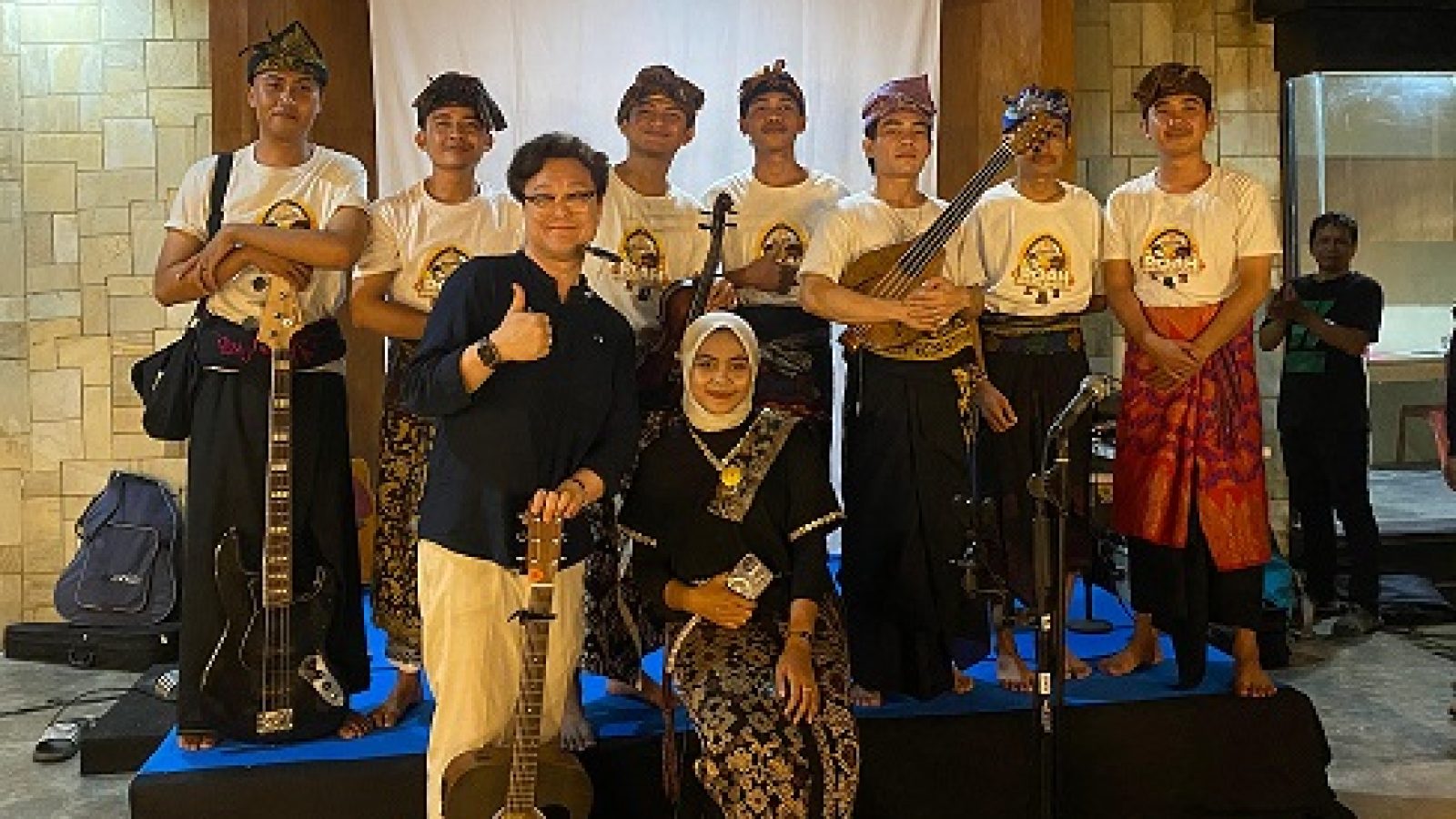  Seniman Korsel Kolaborasi dengan Mahasiswa Hamzanwadi, Nyanyikan Lagu Cilokaq