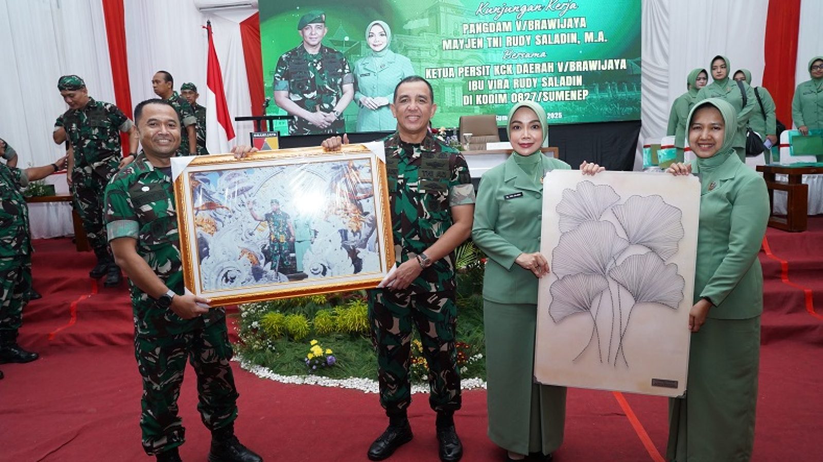 Mayjen TNI Rudy Beri Penghargaan Tiga Prajurit Koramil Masalembu