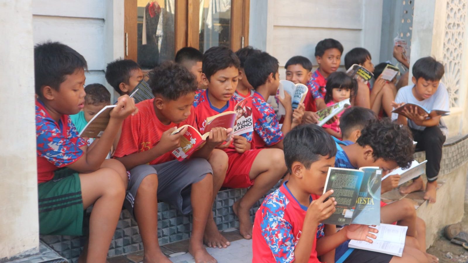 Cara Pemuda Perenang Tingkatkan Minat Baca Anak, Buat Pojok Baca Di Gazebo Rumah