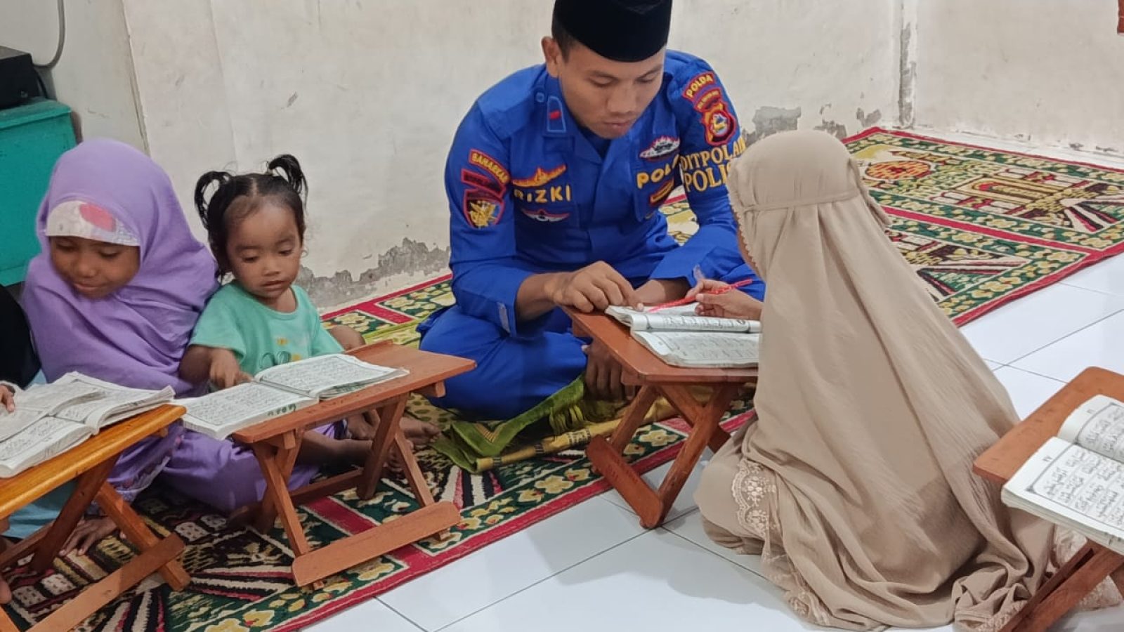 Setiap Rabu Malam, Polisi Jadi Guru Ngaji di Musholah Al-Azhar Maluk