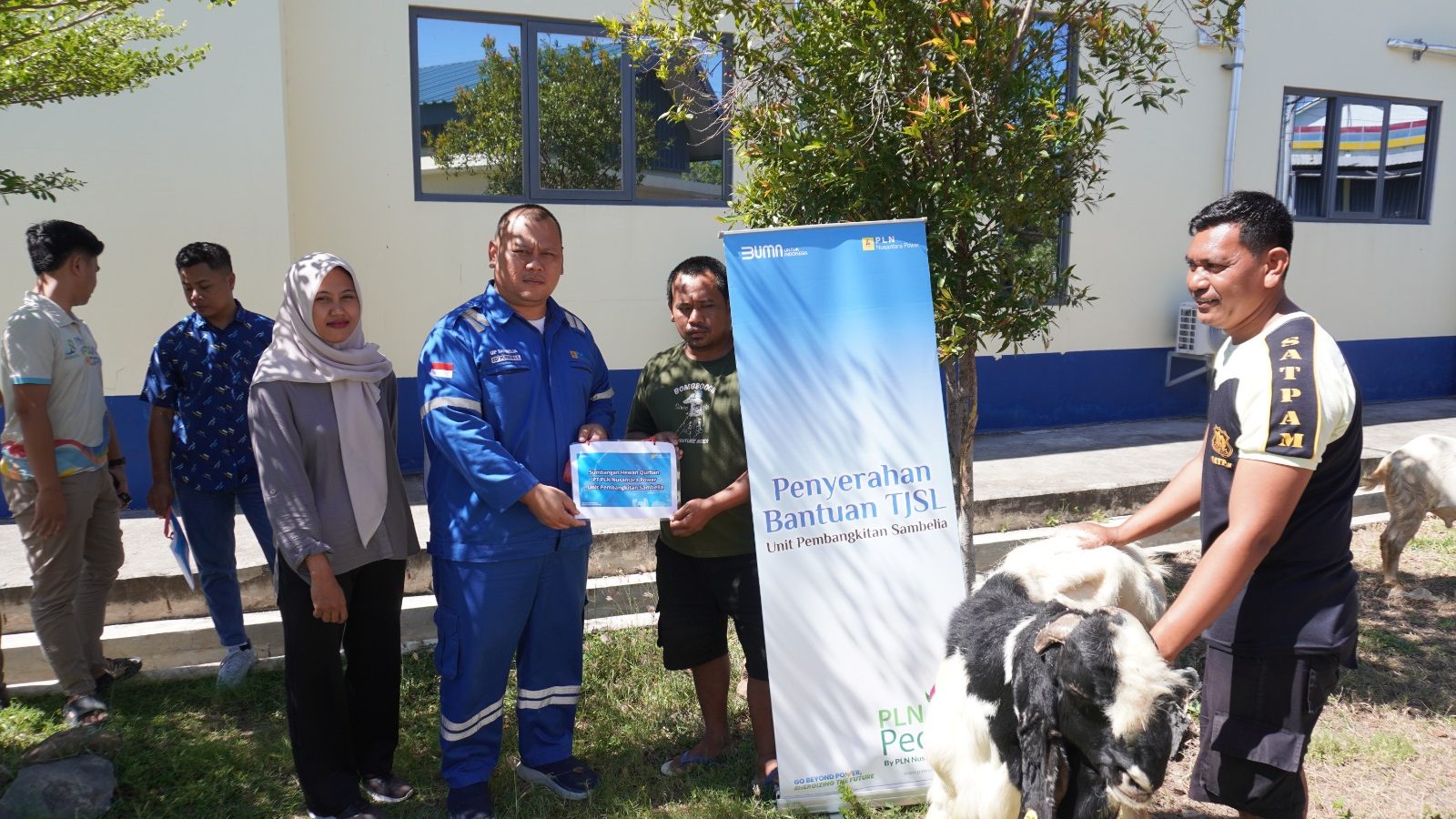 PT PLN Nusantara Power Berbagi Hewan Kurban Ke Warga Sekitar PLTU Sambelia