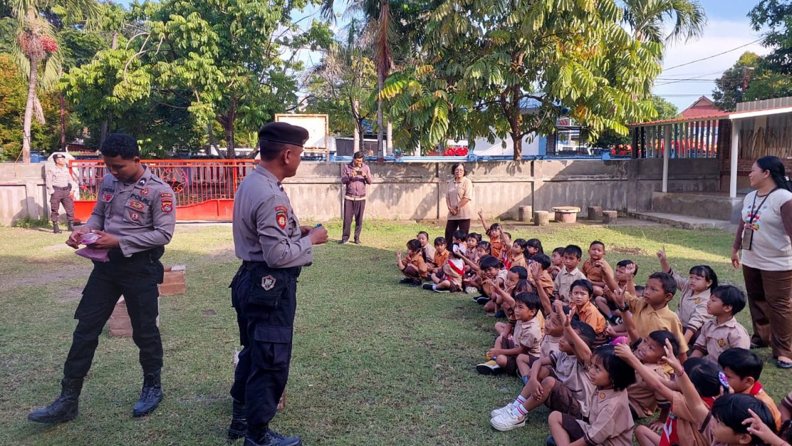 Mengenal Polisi Satwa Sejak Dini, Anak-anak ST. Antonius Kunjungi Unit Polsatwa Polda NTB