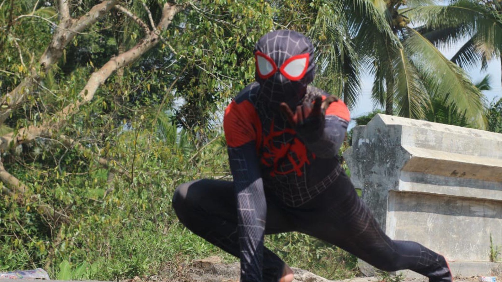 Aksi ‘Spiderman’ Tambal Jalan Berlubang Di Lombok Timur Viral di Media Sosial