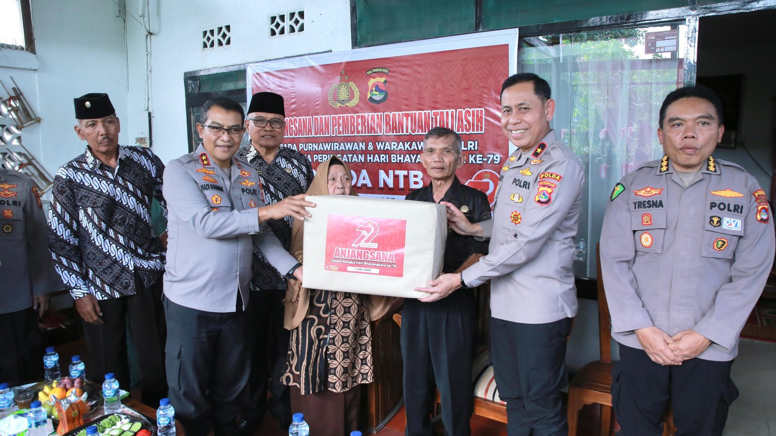 Kapolda NTB Serahkan Bantuan Sosial kepada Keluarga Purnawirawan Polri