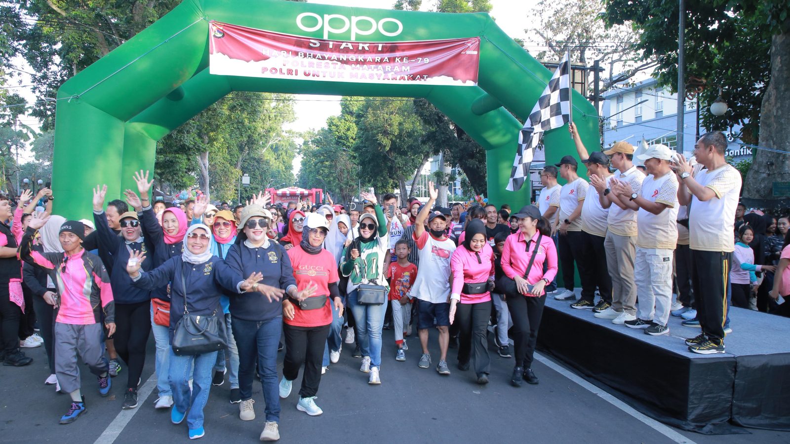 Ribuan Warga Meriahkan Jalan Santai Hari Bhayangkara ke-79