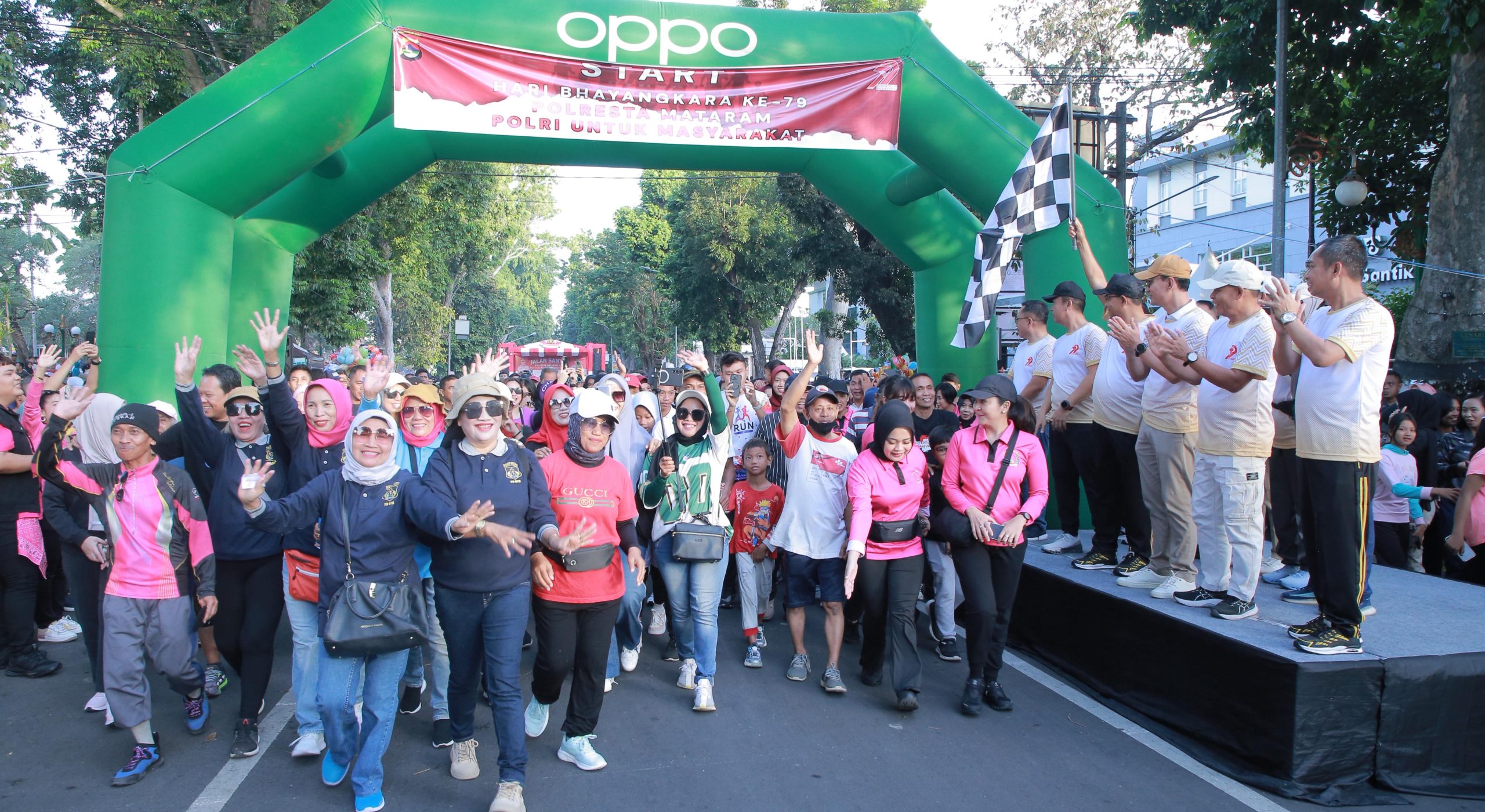 Ribuan Warga Meriahkan Jalan Santai Hari Bhayangkara ke-79