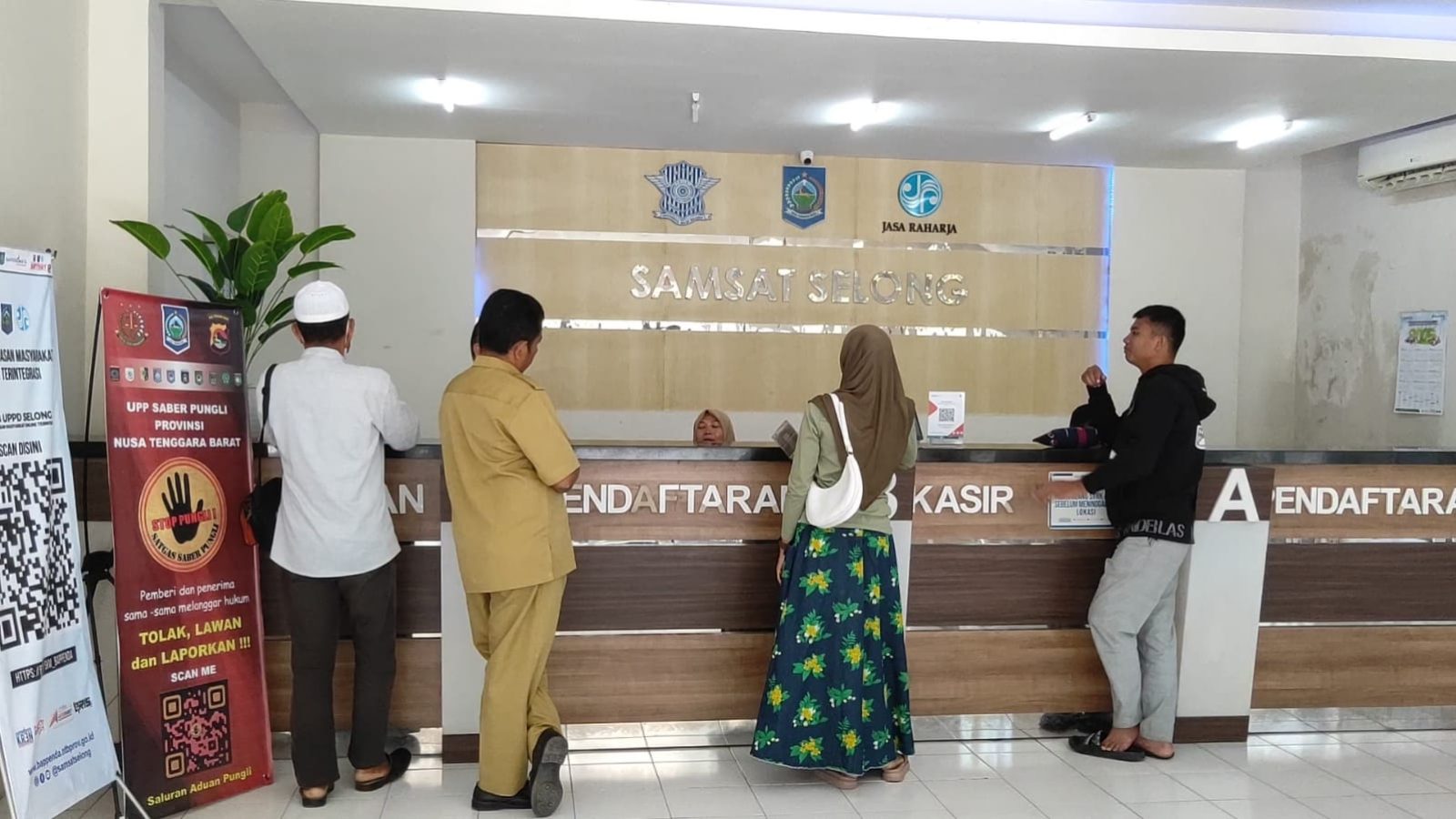 Warga Lombok Timur Antausias Bisa Nikmati Diskon Pajak Kendaraan Bermotor