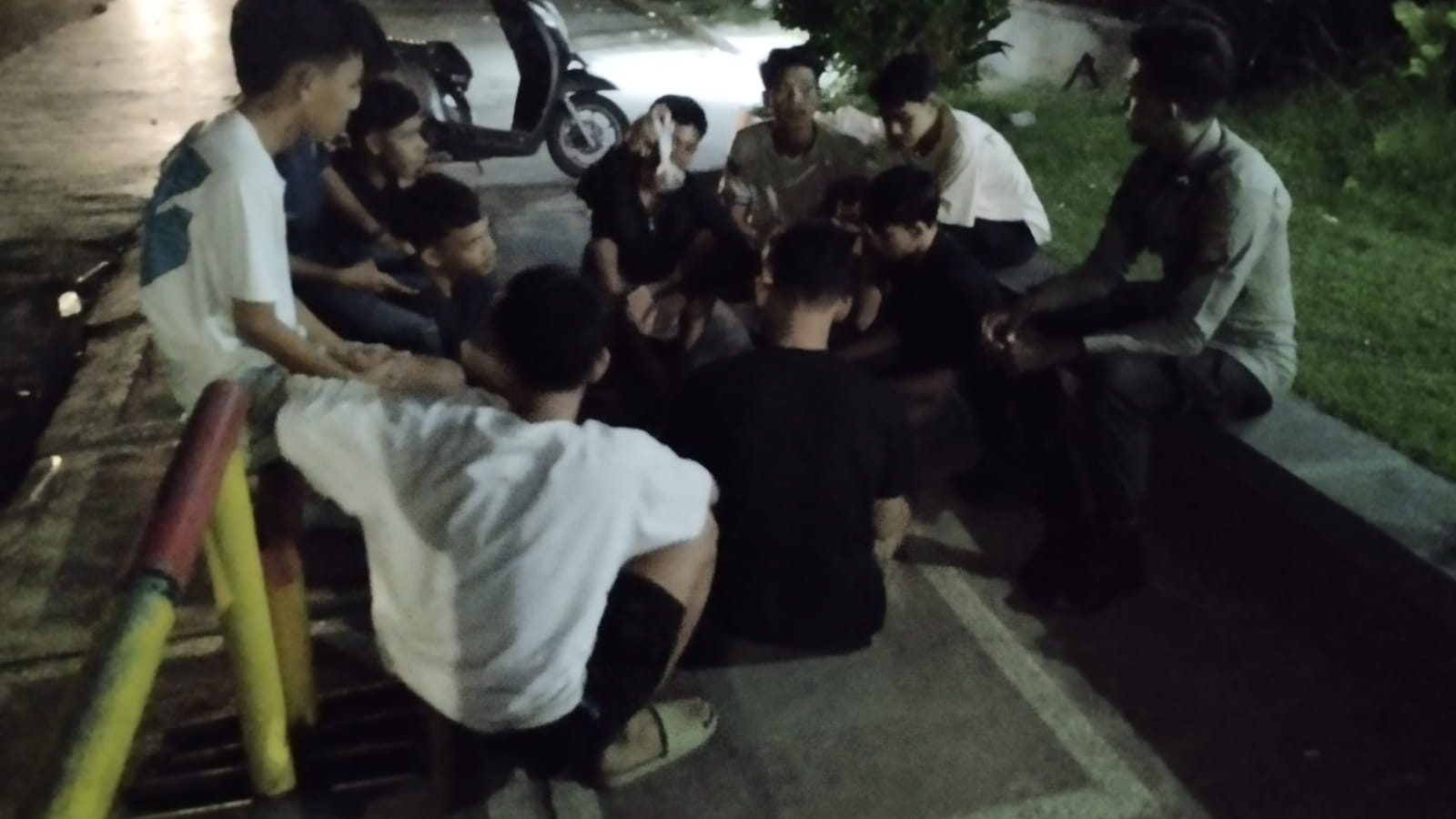 Anak Muda Nongkrong Bawa Sajam, Polisi Bergerak Cepat Amankan Situasi