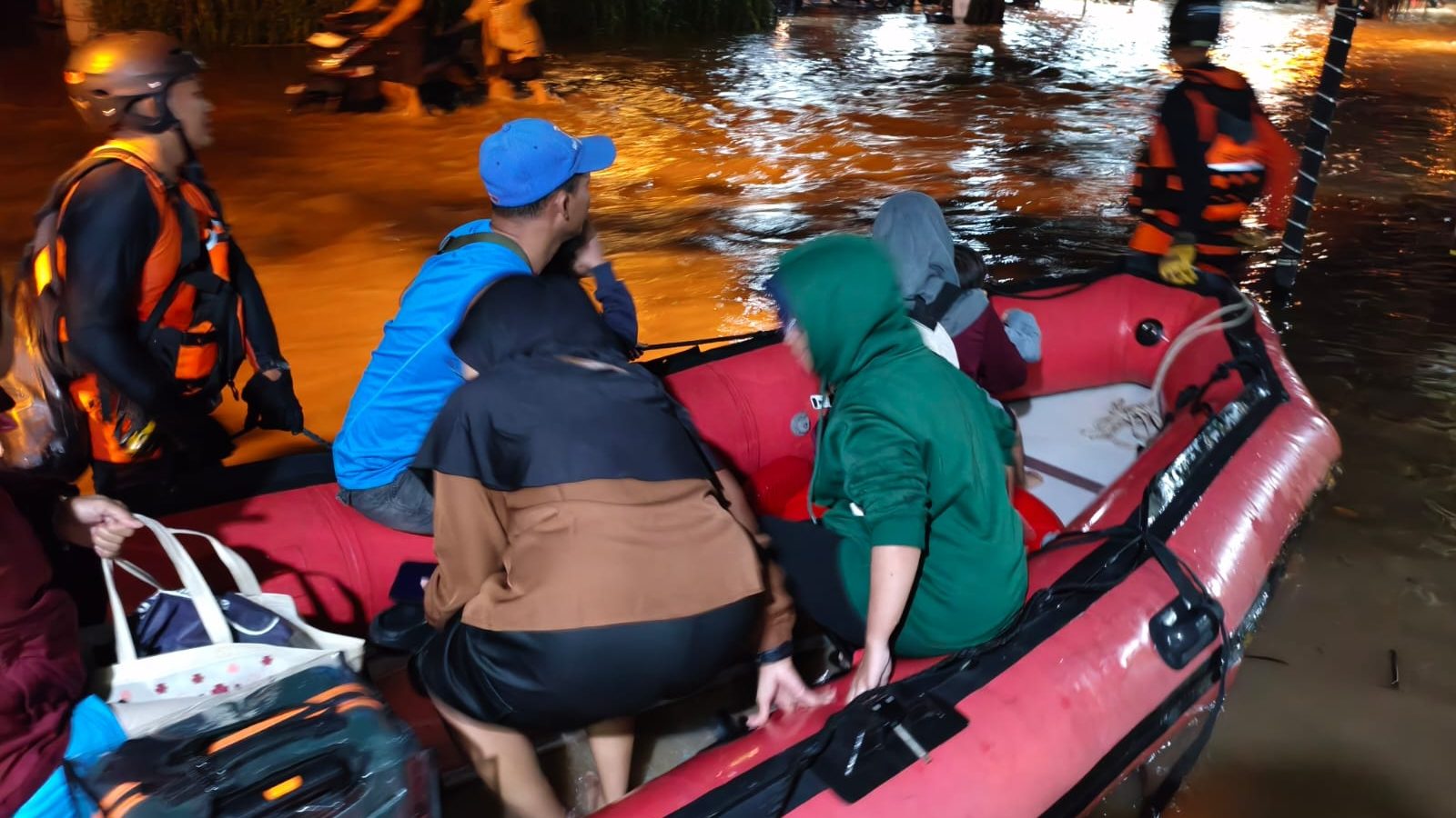 Kantor SAR Mataram Evakuasi Puluhan Korban Banjir di Kota Mataram
