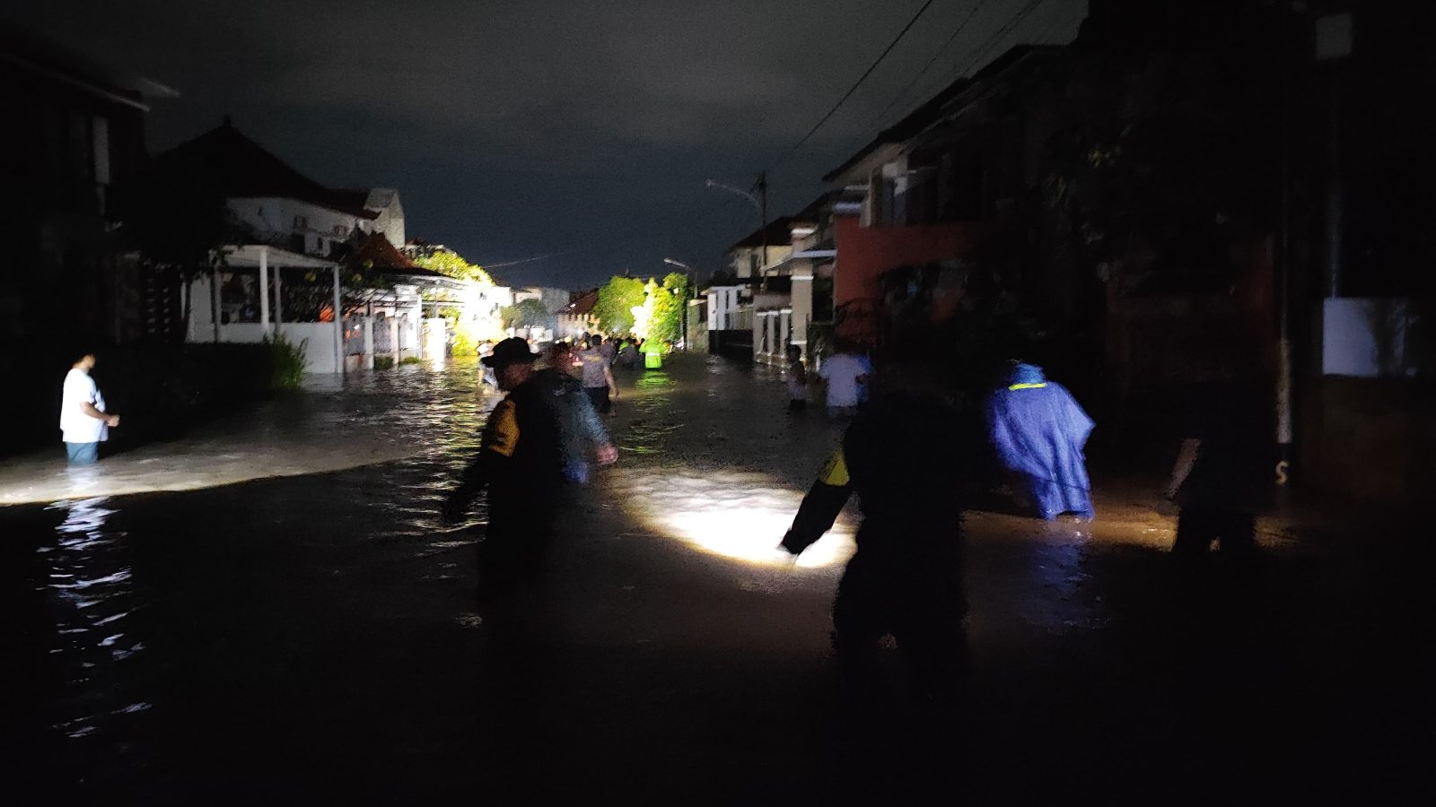 Dansat Brimob Polda NTB Bantu Proses Evakuasi Korban Banjir di Perumahan Riverside