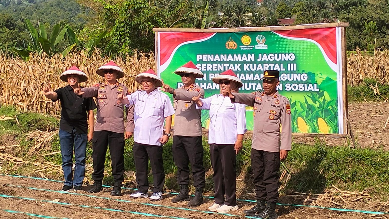 Dukung Swasembada Pangan 2025, Kapolda NTB Tanam Jagung Bareng Warga di Lahan Perhutanan Sosial Lombok Barat
