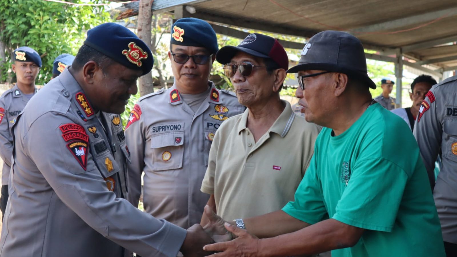 Brimob NTB Berjibaku Bersihkan Puing Banjir Pamotan