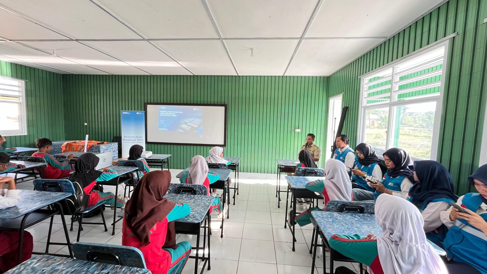 Peringati HAN 2025, PT PLN NP Sambelia Bagi Buku Anak SD 