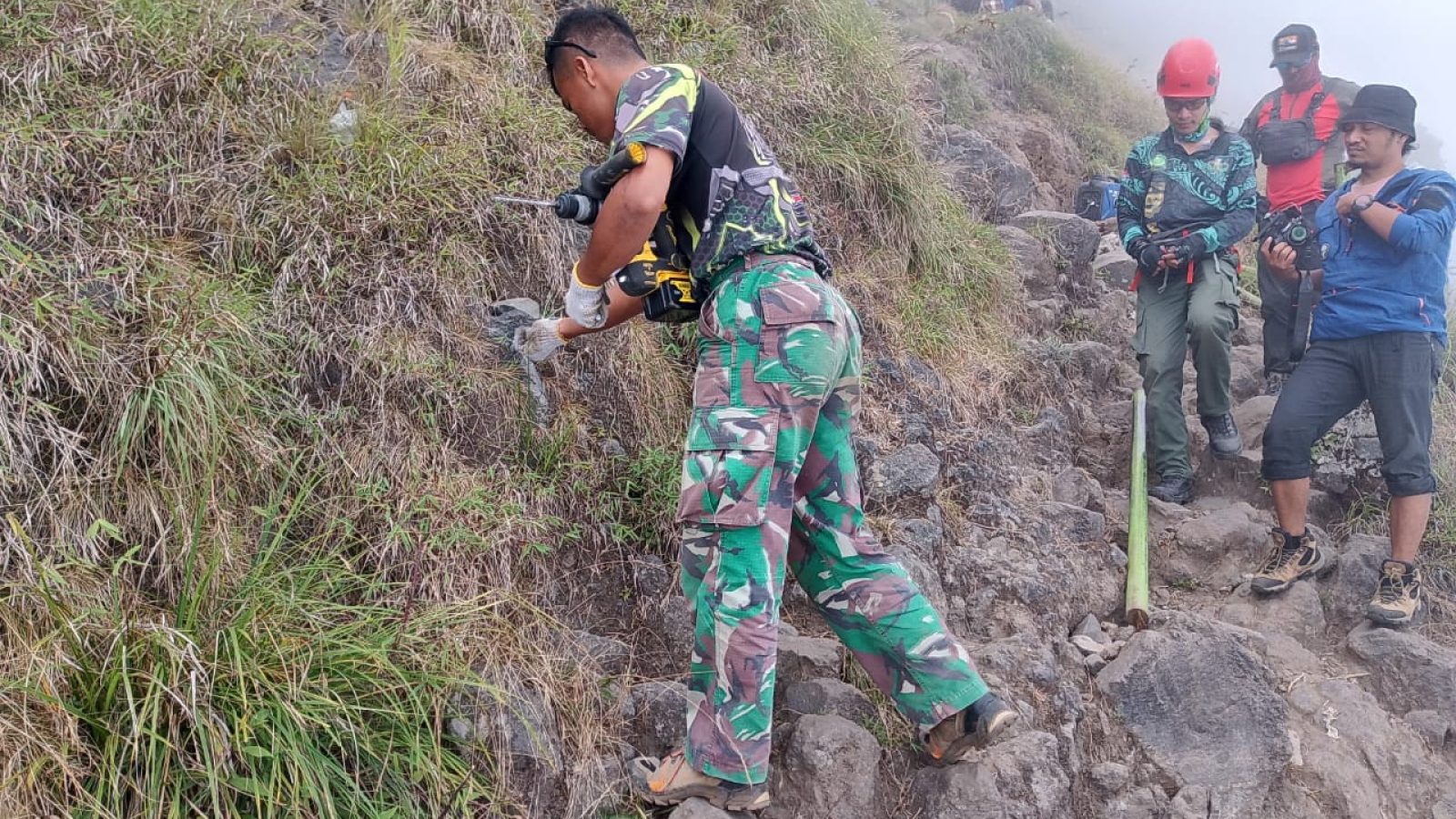 BTNGR Bangun Tangga Besi di Jalur Pelawangan – Segara Anak, Cegah Kecelakaan