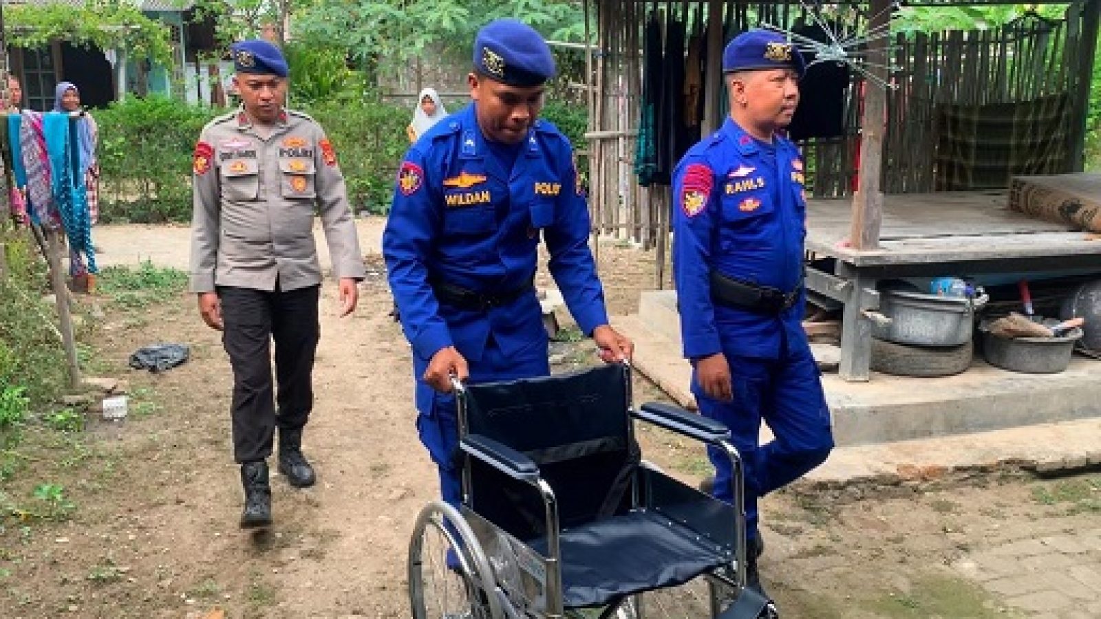 Aksi Kecil Dampak Besar, Polairud Polda NTB Antar Kursi Roda ke Pesisir