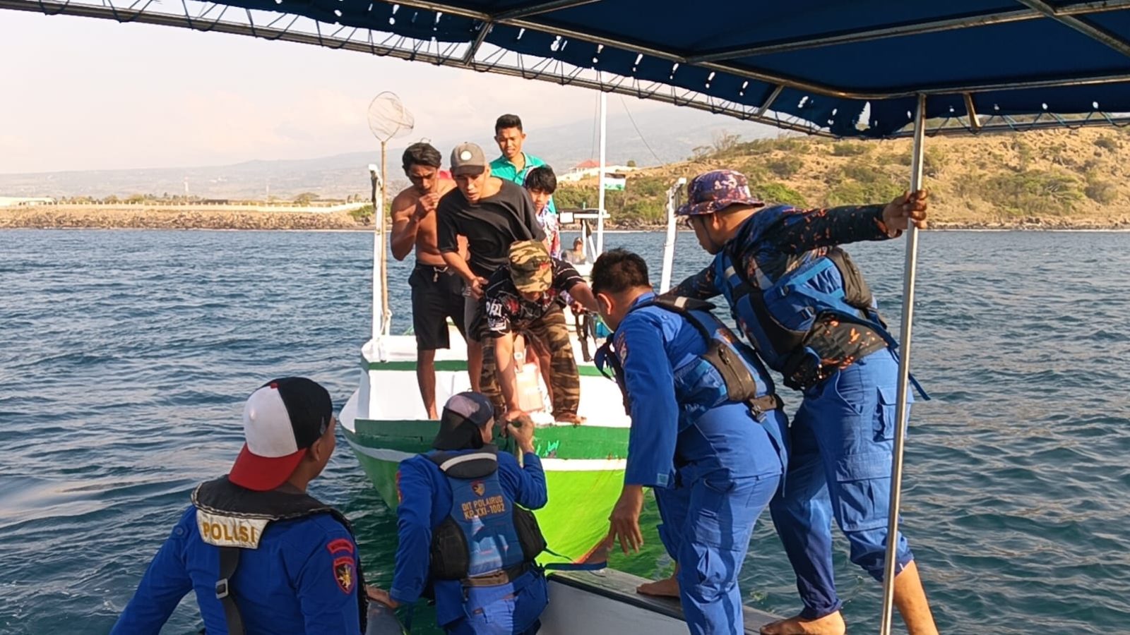 Ditpolairud Polda NTB Selamatkan 5 Nelayan Korban Kapal Tenggelam di Selat Alas