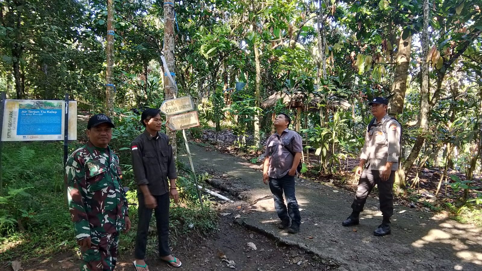 Polsek dan Koramil Bayan Kawal Penutupan Sementara Jalur Pendakian Gunung Rinjani