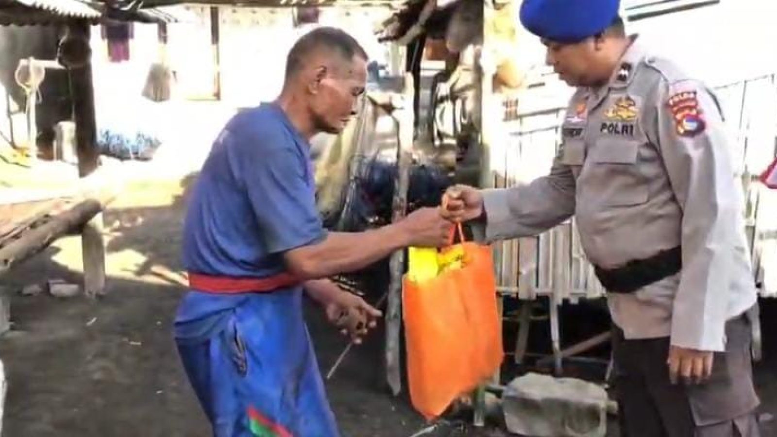 Ditpolairud Polda NTB Salurkan Paket Sembako, Hasil Program “Sedekah Rp1.000 Per Hari”