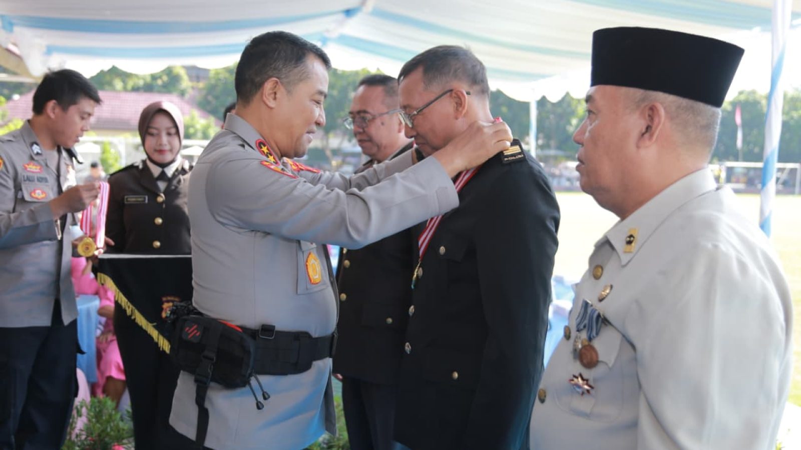 Sebanyak 9 Purnawirawan Polri dan PNS Polda NTB Diwisuda