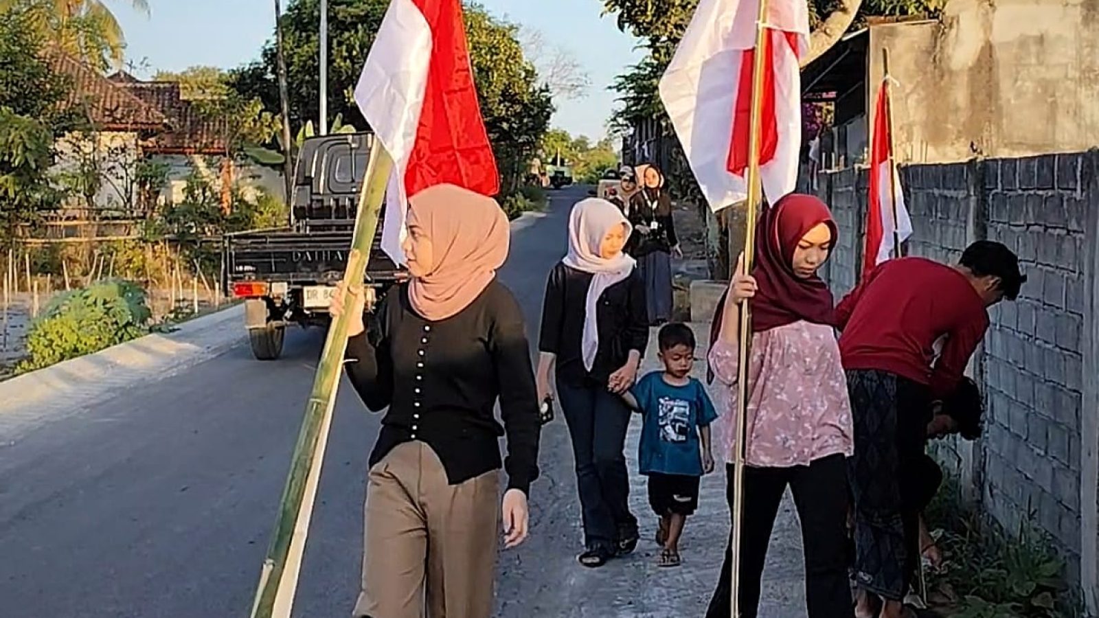Pemuda Desa Rumbuk Timur Pasang 2 Ribu Bendera Merah Putih