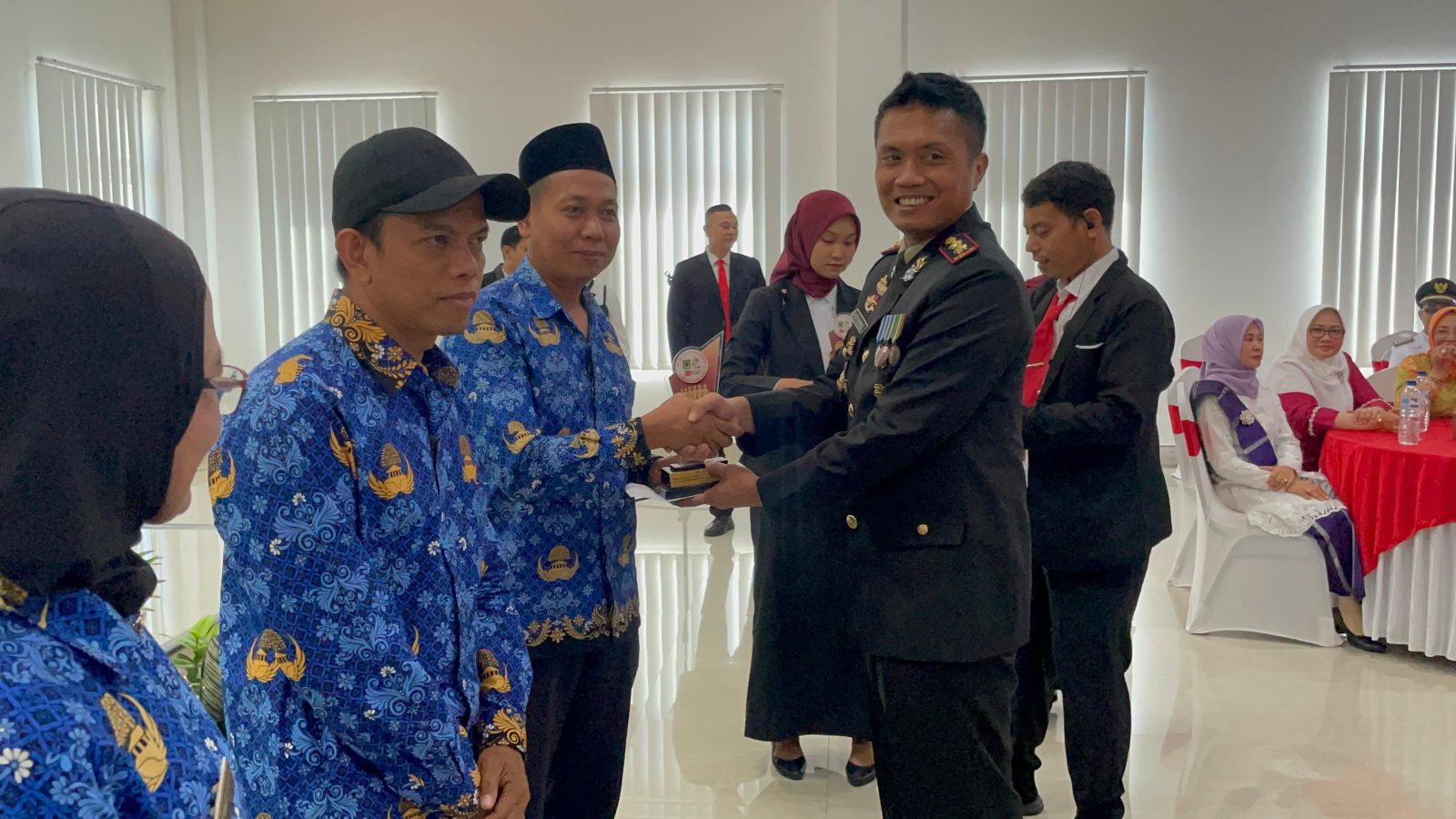 HUT ke-80 RI, Kapolres Lombok Utara dan Ketua Bhayangkari Dianugerahi Penghargaan